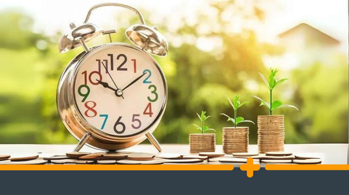 Koncepcja wzrostu finansowego – stosy monet z roślinami i zegarem na tle natury