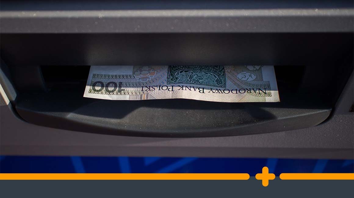 Banknot 100 złotych wypłacany z bankomatu