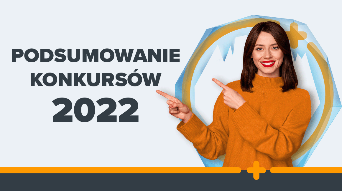 Uśmiechnięta kobieta w pomarańczowym swetrze wskazująca na napis "Podsumowanie konkursów 2022"